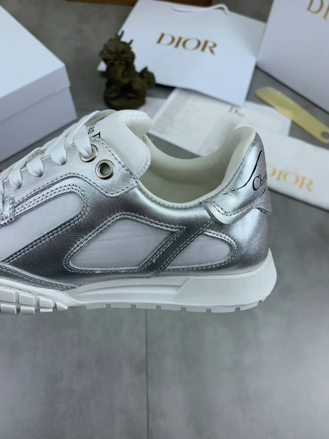Men's men's shoes P560 new Dior Tech sneakers 2026 early spring series new products, with fashionable details, highlighting retro aesthetics. The light beige anti-suede cow leather upper is spliced ​​with apricot transparent mesh fabric on the side. The upper window edge is adhered with high-frequency flat ironing and back-pressure. It replicates the original craftsmanship, making it beautiful and comfortable without falling off. The interior is made of sheep lining of the same color and is soft and comfortable. The heel and tongue are embellished with the Paris logo. The textured TPU soles with the same color logo. The high-end version is exquisitely packaged with an airplane box, adding to the high-end style. Color: 4️⃣colors available Size: Female 35-41 Male 39-46